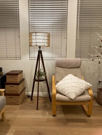 Rayofly Fa Állólámpa Polccal - Rattan és Len Lámpaernyős Tripod Boho Lámpa Nappali, Hálószoba és Iroda Számára - Lábkapcsolóval, Vintage Diz 3