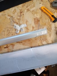 HOMMAND LED Alumínium Profil V-alakú sarokcsatorna, 10 db x 1 m, tejfehér diffúzorral, LED szalag csatornához, hiányos készlet 4