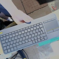 Logitech K400 Plus bežična tipkovnica s touchpadom, AZERTY francuski raspored — Bluetooth stick nije uključen! (stanje: vidi 2. sliku) 2
