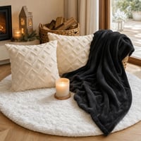 Set Colț de Relaxare: pătură neagră + 2 huse pernă + lumânare vanilie + covor rotund alb 1