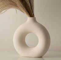 RyddeligHome Fehér Mini Kerámia Váza Donut Alakú Boho Dekoráció Asztalra Pampásfűhöz 1