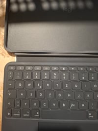 Klávesnicové puzdro Logitech Combo Touch pre iPad Pro 11" (M4, M5) — na 1 mieste poškrabané a gumený povrch je miestami opotrebovaný (stav: viď 2. obrázok) 5