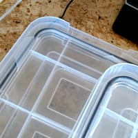 Iris Ohyama DDAT-L Légmentes Műanyag Tárolódoboz Tetővel, 50L, 4 — A 4 db tetőből 3 db tetőn kisebb sérülés van (állapot: lásd a 2. képet) 4
