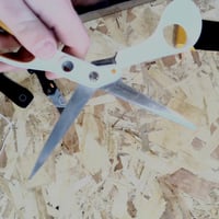 Fiskars Amplify RazorEdge krojačke škare 21 cm, oštrica od nehrđajućeg čelika, bijelo-narančasta drška — Na oštrici (stanje: vidi 2. sliku) 2