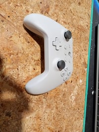 Controller wireless GuliKit KK3 pentru Nintendo — defect, funcționează parțial: joystick-ul analogic stâng nu răspunde pe direcția sus (stare: vezi a doua imagine) 2