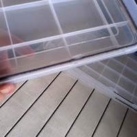 IRIS Ohyama AT-LS Légmentes Tárolódoboz Készlet, 30 L, 6 db — Három darab fedélen részben lepattogtak a belső (állapot: lásd a 2. képet) 2