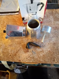 Bialetti Moka Express 18 személyes kotyogós — hibás, részben működik: letört nyél, foltos és használt felület (állapot: lásd a 2. képet) 2