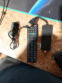 Satelitný prijímač LEYF DVB-S2 Full HD 1080P HDMI TV Stick — chybný, čiastočne funkčný: Nereaguje na diaľkové ovládanie (stav: pozri 2. obrázok) 2