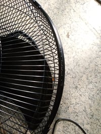 Extrahouse metalni stolni ventilator 50W crni, 3 aluminijske lopatice, 3 brzine, nagibni — deformirana rešetka (stanje: vidi 2. sliku) 2