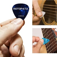 Gitárpengető szett 12db, 3 vastagságban, többszínű, pengetőtartóval 2