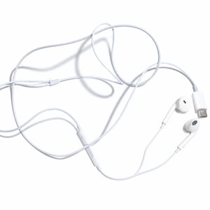 Căști Apple EarPods cu conector USB-C, albe – folosite, cu urme de uzură vizibile în zona difuzorului
