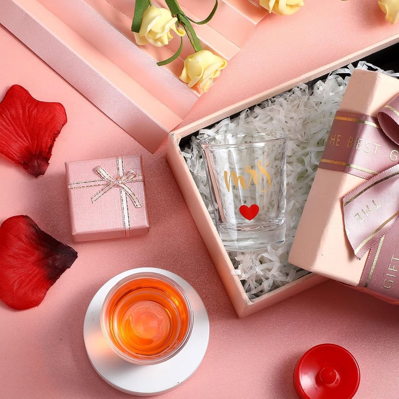 Patelai Mr and Mrs Arany Esküvői Pálinkás Pohár Szett - 2 db Elegáns Üveg Pohár Párnak, Nászajándék, Eljegyzési Ajándék, Évfordulóra, 60ml