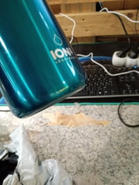 ion8 Rozsdamentes Acél Kulacs 600 ml Aqua, Szivárgásmentes Flip Fedél, Egykezes Nyitás — karcos és horpadt alj (állapot: lásd a 2. képet) 2