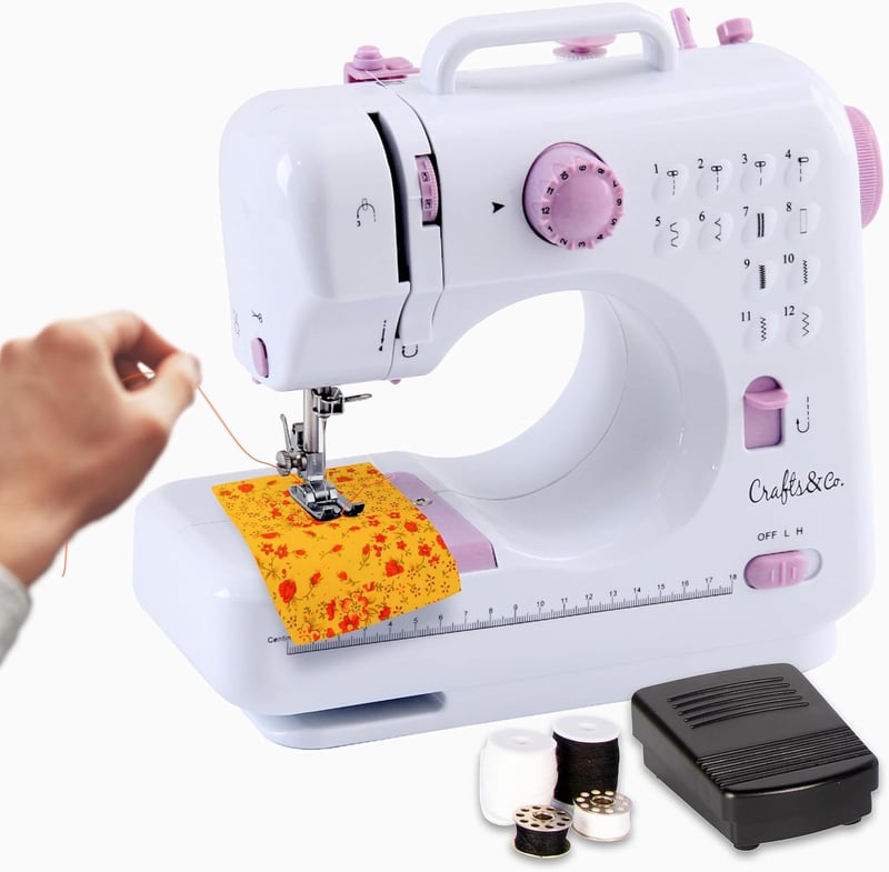 Crafts&Co Varrógép Kezdőknek LED Világítással és Lábpedállal | 12 Öltésminta | Mini Varrógép Overlock Funkcióval | Fehér