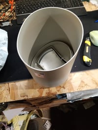 Odpadkový kôš s výkyvným vekom WENKO Brasil, 6,5 l, taupe, s kozmetickým poškodením, funkčný — deformovaná hlavná časť (stav: pozri 2. obrázok) 2