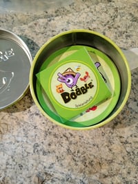 Joc de cărți Dobble Kids – Joc de societate rapid pentru 2-8 jucători, începând de la 4 ani, 15 minute, în limba germană, cutie zgâriată (deschis, stare outlet) 2