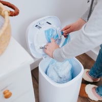 Angelcare Lakkozott Pelenkakuka Szagsemlegesítő Rendszerrel - Fehér Műanyag Pelenkatároló 27x52cm Antibakteriális Védelem 7