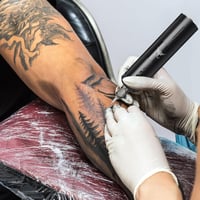 TATELF Vezeték Nélküli Tetoválógép Szett - 1800 mAh Akkumulátor, 20 Tűpatron, 100 Gépvédő, Gyakorlóbőr 8