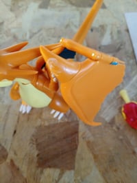 Figurină articulată Pokémon PKW4523 Select Mega Charizard Y — defectă, funcționare parțială: coadă ruptă, suprafață murdară (stare: vezi a 2-a imagine) 2