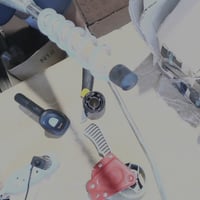 Relaxdays Talajtüske Napernyőhöz és Ruhaszárítóhoz, 25-55 mm Rúdátmérő, Csavaros Acél Rögzítő Hüvely, Ezüst-Fekete 2