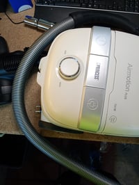 Aspirator cu sac Princess Airmotion Plus 336080, capacitate 4L, 700W, filtru HEPA, rază de acțiune 10m, funcționare silențioasă 68 dB, tub telescopic, utilizat 3