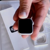 Apple Watch SE (2. generacija, 2023) GPS + Cellular 40 mm pametni sat, kućište od aluminija u boji starlight — Bez remena (stanje: vidi 2. sliku) 4