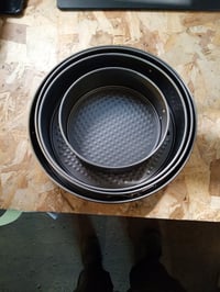 Relaxdays Rugós Tortaforma Szett 4 db, Ø 18/24/26/28 cm, Tapadásmentes — levált festék a legnagyobb forma alján (állapot: lásd a 2. képet) 4