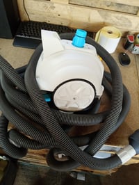 Automatický bazénový vysávač Intex ZX50 s pripojením na saciu stranu, 0,8 l nádoba, 6,5 m hadica, bielo-modrý, používaný 2