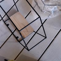 Set rafturi de perete hexagonale Liesun, 3 bucăți, cu cadru metalic negru și poliță din lemn — polița celui mai mare raft este ruptă (stare: vezi a doua imagine) 3
