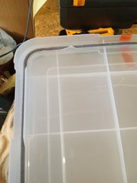 Sada vzduchotesných úložných boxov IRIS Ohyama AT-L, 4 ks x 50 l, čierna — Vnútorné plastové časti na veku sú prasknuté (stav: pozri 2. obrázok) 2