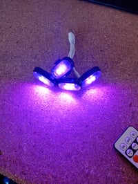 Set od 4 bežična RGB LED stroboskopska svjetla s RF daljinskim upravljačem, 8 boja, USB punjenje — oštećen daljinski upravljač (stanje: vidi 2. sliku) 4