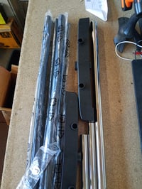 Amazon Basics Görgős Ruhásszekrény Állvány Kerekekkel, Króm, 91,5-145 x 42 x 134-161 cm — hiányzó sarokelemek (állapot: lásd a 2. képet) 3