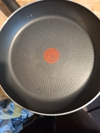 Tigaie antiaderentă Tefal Hard Titanium Essential C38806, 28 cm, indicator de temperatură, strat din titan — defect minor (stare: vezi a 2-a imagine) 4