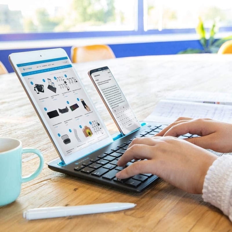 Silvergear vezeték nélküli billentyűzet telefon- és tablettartóval, QWERTZ, fekete