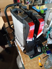 Nosič bicyklov na ťažné zariadenie Thule EasyFold XT pre 2 bicykle — Plast za pravým svetlom je prasknutý (stav: viď 2. obrázok) 3