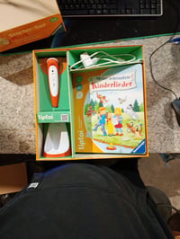 Set de pornire Ravensburger tiptoi Plus 00159 cu stilou interactiv și stație de încărcare, inclusiv cartea „Cele mai frumoase cântece pentru copii”, de la 3 ani 2