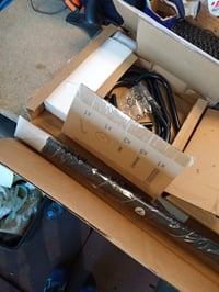 Stojan na šaty a klobúky Amazon Basics, 29,5 x 29,5 x 167 cm, čierny — chýbajúca skrutka a podložka (stav: pozri 2. obrázok) 4