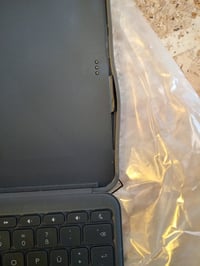 Klávesnicový kryt Logitech Combo Touch pre iPad Air 13" (M2/M3/M4) 2024/2025 — fľakatý, poškriabaný, pretlačený povrch (stav: pozri 2. obrázok) 2