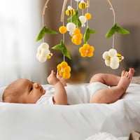 Méhecskés fa és gyapjú babaforgó - Virágos csörgő kiságy fölé, újszülött ajándék 5