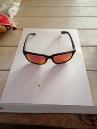Slnečné okuliare Alpina Kosmic s čiernym matným rámom, zrkadlovými sklami Ceramic Mirror v červenej farbe, nerozbitné, 100% UV ochrana, vhodné na outdoor a každodenné nosenie. 2