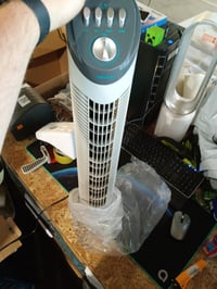Stĺpový ventilátor Cecotec EnergySilence 790 Skyline, 76 cm, 50 W, 3 stupne, biely — chybný, na súčiastky: Otáča sa (stav: pozri 2. obrázok) 2