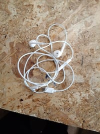 Slúchadlá Apple EarPods USB-C – Chybné, čiastočne funkčné — chybné, čiastočne funkčné: pravé slúchadlo nehrá (stav: pozri 2. obrázok) 2
