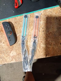 2 ks remienkov na zápästie pre ovládače Nintendo Switch v modrej a koralovo červenej farbe s Bluetooth pripojením 2