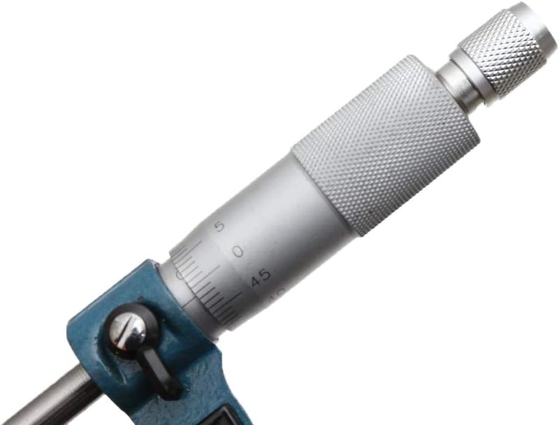 TOPWAY Külső Mikrométer 0-25mm Mérőeszköz Nagy Pontosságú Méréshez Szűk Helyeken Műanyag Házban Kalibrációs Kulccsal 401310