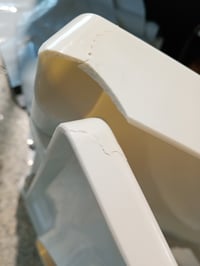 WC sedadlo Duravit ME by Starck Compact s pomalým sklápaním, biela, 43,8 cm, nehrdzavejúca oceľ — prasklina na rohu (stav: pozri 2. obrázok) 2