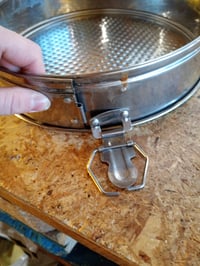 Formă de tort rotundă cu arc IBILI 28 cm, din oțel inoxidabil, cu clemă — defectă, funcționează parțial: clemă deteriorată și incompletă (stare: vezi a 2-a fotografie) 4