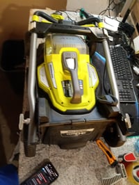 Ryobi RY18LMX40A-150 18V ONE+ Brushless Akkus Fűnyíró 40 — hibás, részben működik: görbült tolóvilla, nem rögzül (állapot: lásd a 2. képet) 2