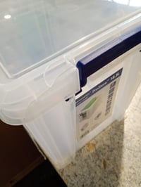 Cutie de depozitare din plastic BANKERS BOX ProStore cu capac, 18,5 L, 28x32x20 cm, transparentă, fără BPA — crăpătură la colțul capacului (stare: vezi a 2-a fotografie) 3