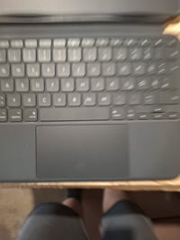 Klávesnicové puzdro Logitech Combo Touch pre iPad Pro 11" (M4, M5) — na 1 mieste poškrabané a gumený povrch je miestami opotrebovaný (stav: viď 2. obrázok) 2