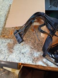 Tecnoware Free Silent Pro 650W ATX — chybný, čiastočne funkčný: z 24-pinového konektora sú vytrhnuté 2 káble (stav: pozri 2. obrázok) 3